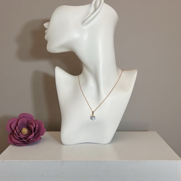 Elegant Gold Diamond Pendant Necklace - Picture 3 of 7